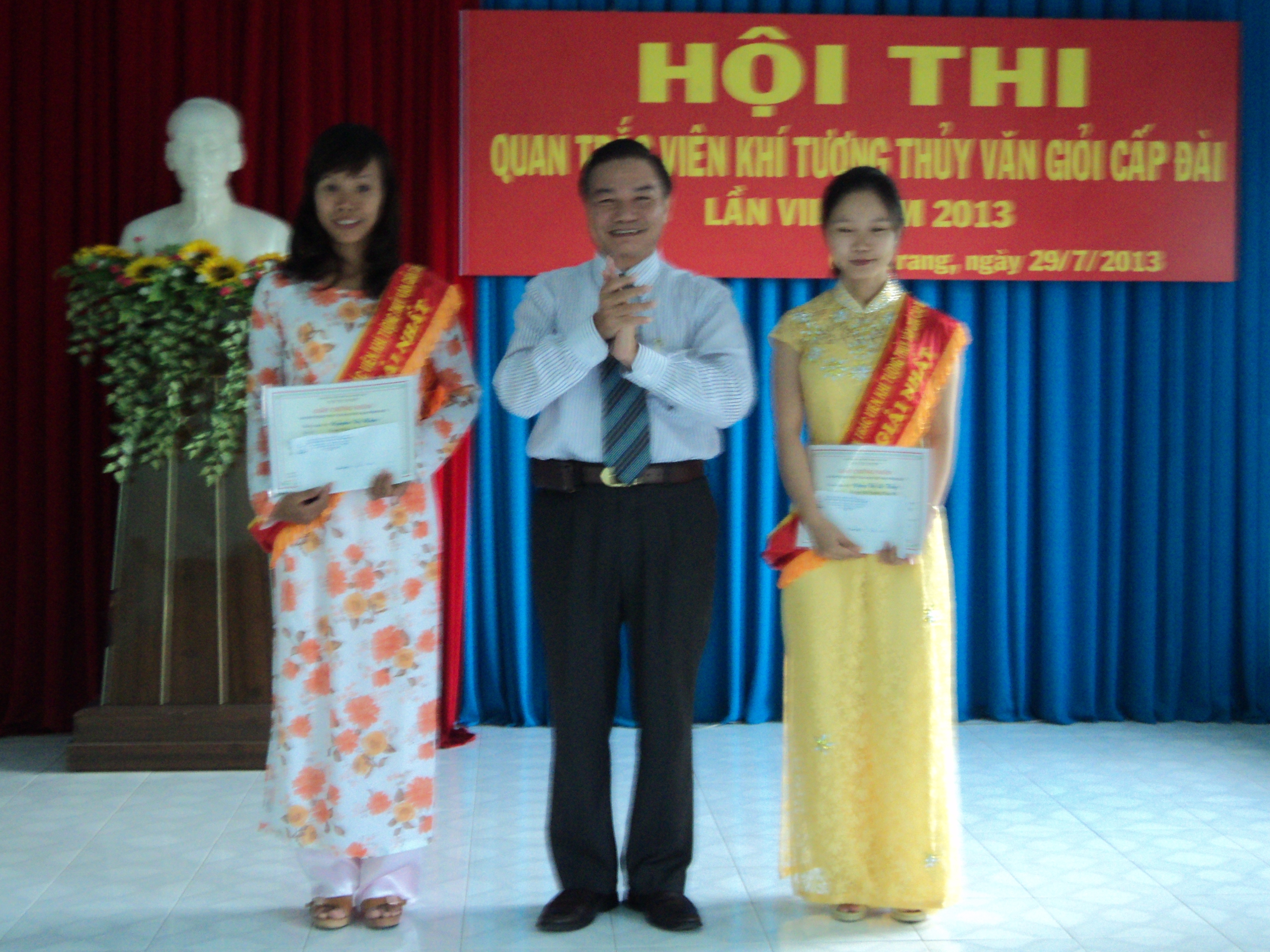 Ông Nguyễn Tấn Hương - Bí thư Đảng ủy, Giám đốc Đài trao giải nhất